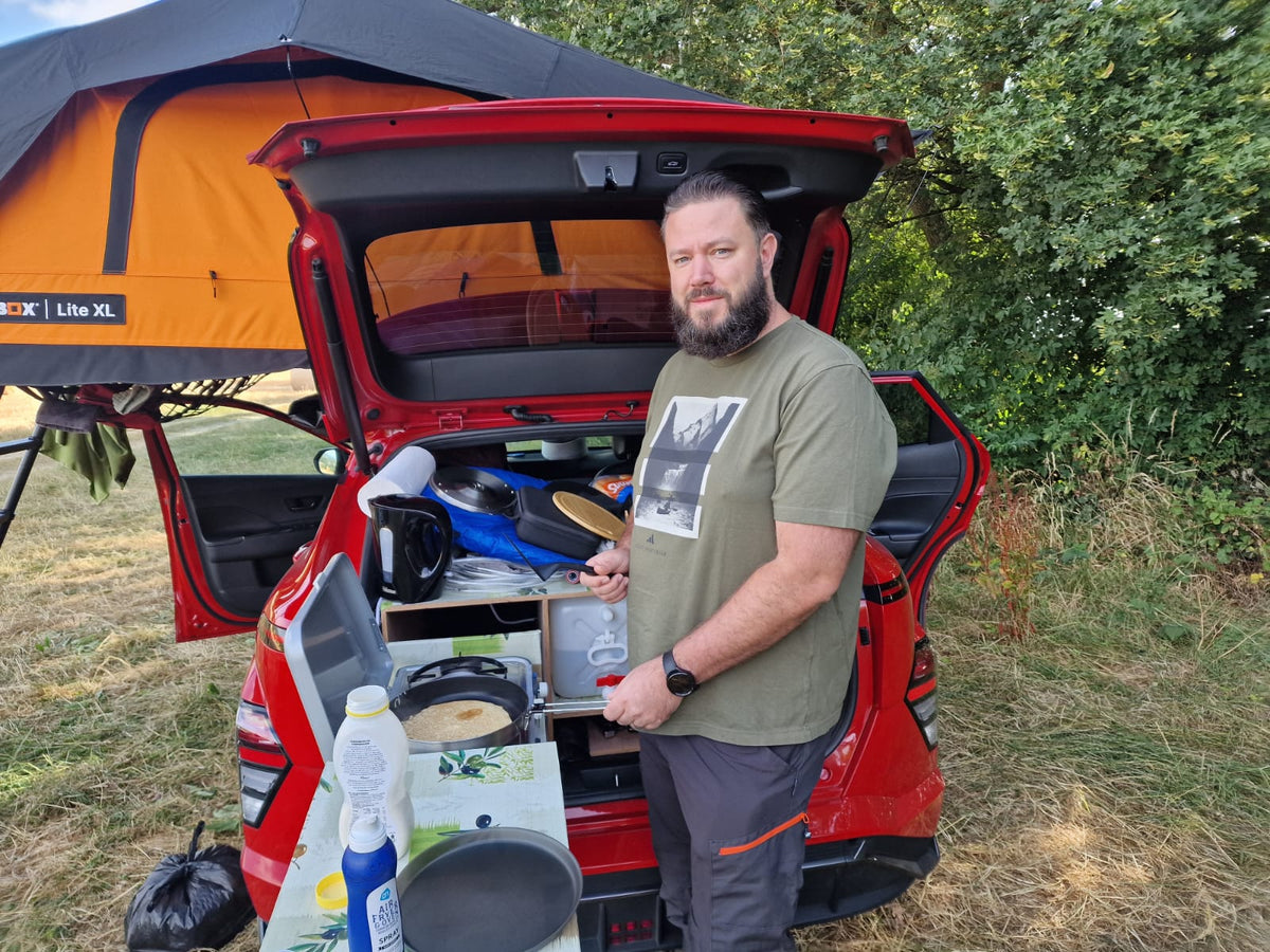 Roger van GlampWise kookt bij zijn daktent